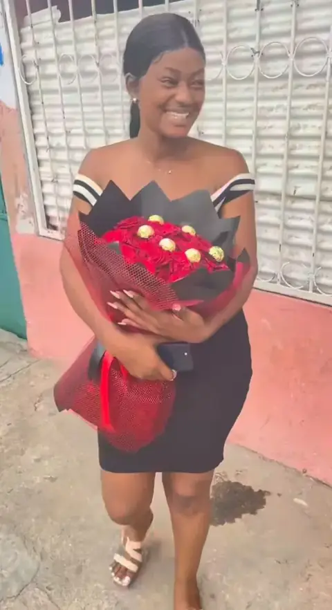 Cliente satisfeita da Rosé Divina com as suas flores em Luanda