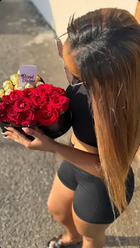 Cliente satisfeita da Rosé Divina com as suas flores em Luanda