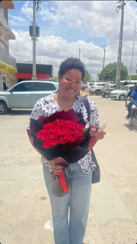 Cliente satisfeita da Rosé Divina com as suas flores em Luanda