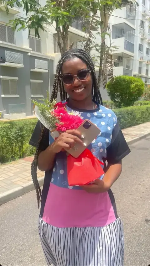 Cliente satisfeita da Rosé Divina com as suas flores em Luanda