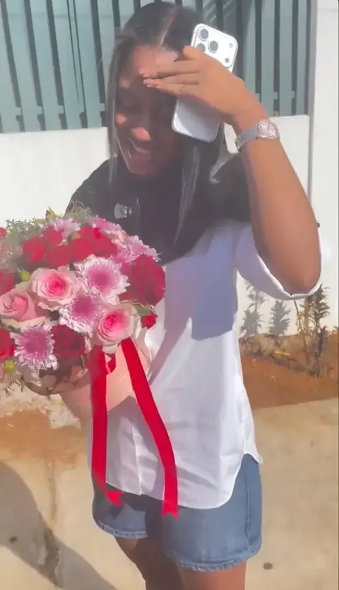 Cliente satisfeita da Rosé Divina com as suas flores em Luanda