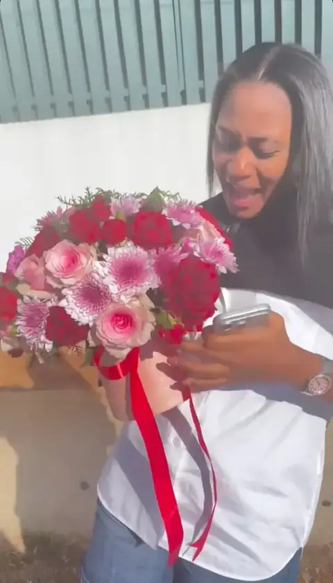 Cliente satisfeita da Rosé Divina com as suas flores em Luanda
