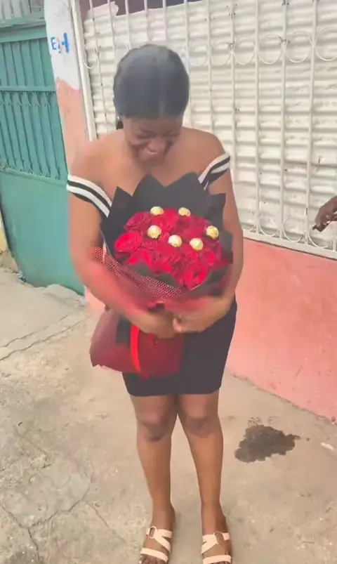 Cliente satisfeita da Rosé Divina com as suas flores em Luanda