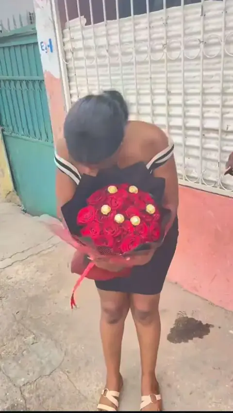 Cliente satisfeita da Rosé Divina com as suas flores em Luanda