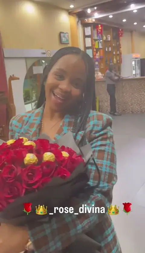 Cliente satisfeita da Rosé Divina com as suas flores em Luanda