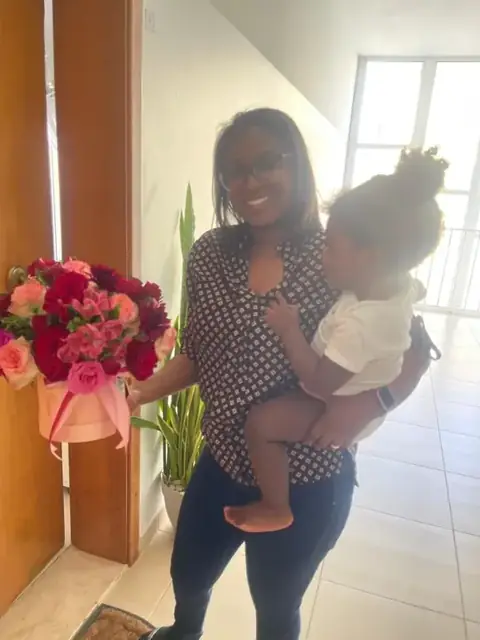 Cliente satisfeita da Rosé Divina com as suas flores em Luanda