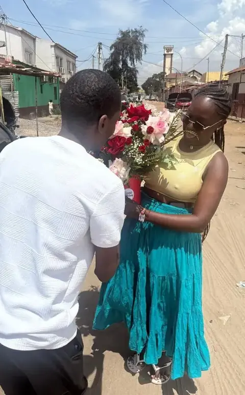 Cliente satisfeita da Rosé Divina com as suas flores em Luanda