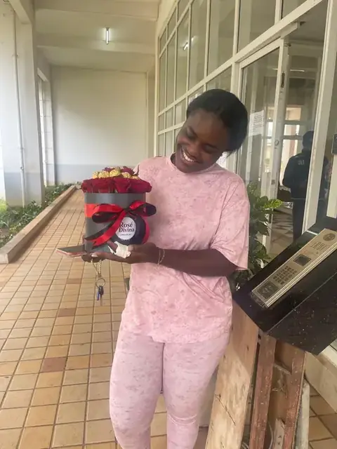 Cliente satisfeita da Rosé Divina com as suas flores em Luanda